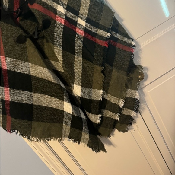 Super cuter trendy Plaid Poncho warm. So cute over any outfit! - Picture 2 of 11